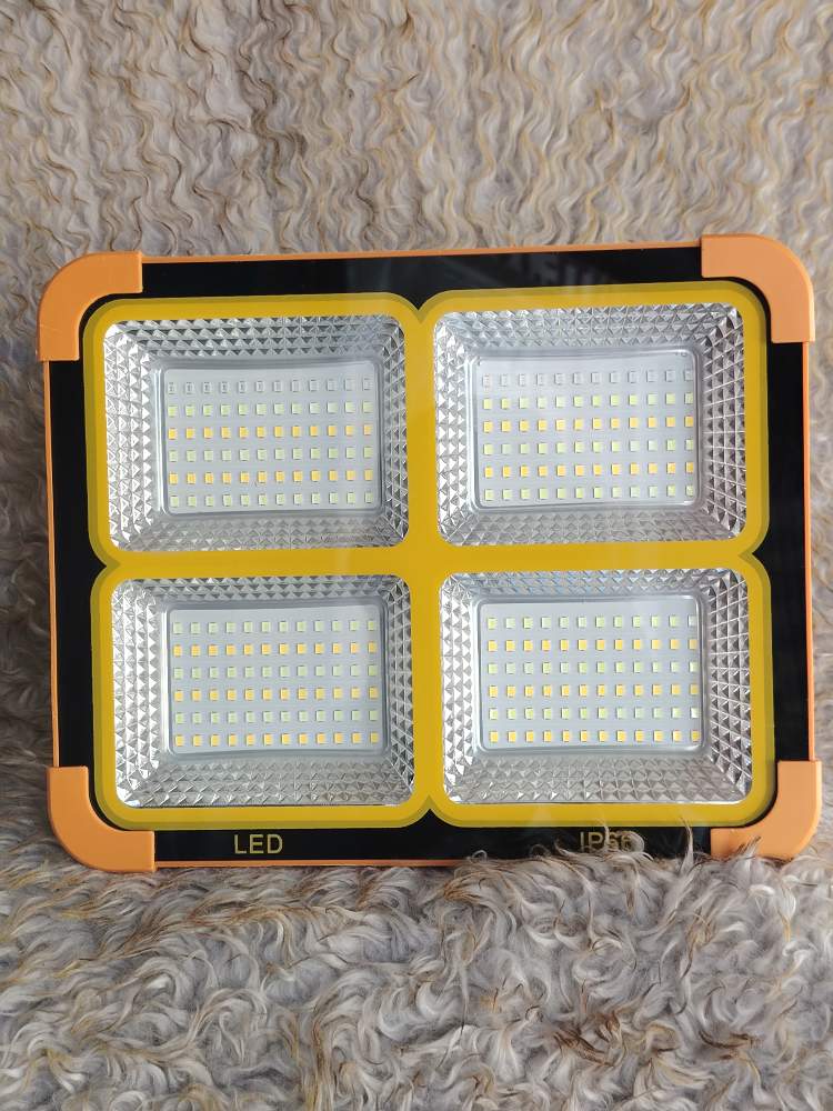 ​☀️ Projecteur Solaire LED Portable Oraimac – L'Éclairage Puissant à 0 F CFA d'Électricité !